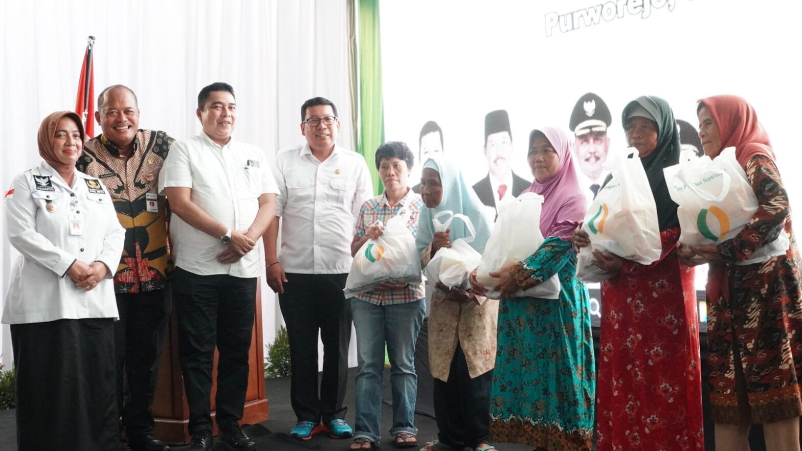 Bantu Atasi Kemiskinan Ekstrem, Rajawali Nusindo Salurkan Bantuan Pangan